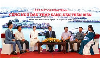 EVNHCMC đồng hành cùng chương trình “Cùng ngư dân thắp sáng đèn trên biển”