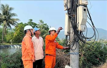 Công ty Điện lực Phú Yên: Hỗ trợ người nuôi tôm ứng phó với nắng nóng