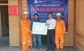 Công ty Điện lực Quảng Nam bàn giao nhà tình nghĩa tại xã Tr