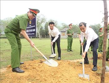 Phát động phong trào trồng cây trong EVN và lực lượng Cảnh sát phòng, chống tội phạm về môi trường