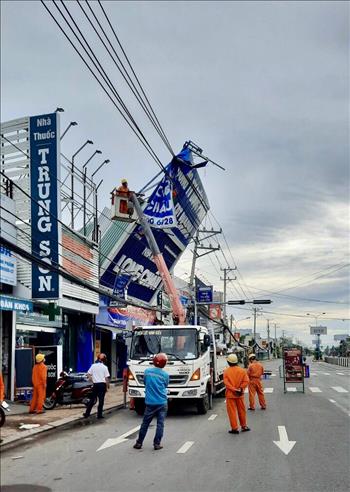 PC Cần Thơ khẩn trương khắc phục sự cố điện do mưa, lốc trong thời gian cách ly xã hội