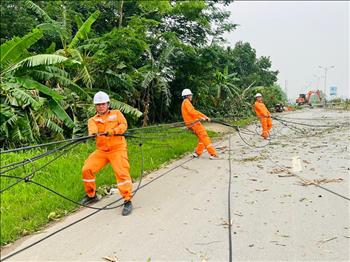 Chùm ảnh: Khẩn trương cấp điện trở lại cho các khách hàng miền Bắc bị ảnh hưởng bởi giông, lốc