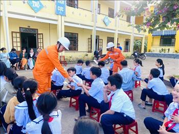 Điện lực Núi Thành tuyên truyền sử dụng điện an toàn, tiết kiệm điện