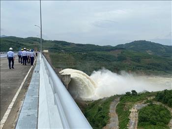 Lãnh đạo EVN chỉ đạo công tác ứng phó bão số 9 tại Công ty Thuỷ điện Sông Tranh