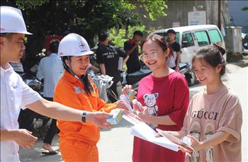 Chùm ảnh: Tình nguyện viên “áo cam” tiếp lửa cho các sĩ tử