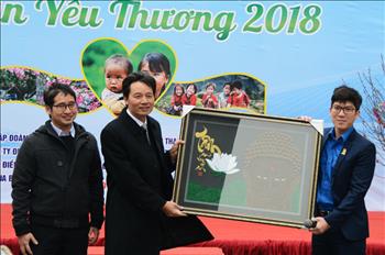 Rộn ràng Hội chợ từ thiện Xuân yêu thương 2018