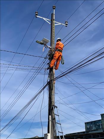 PC Lâm Đồng mang ánh sáng cho những tuyến đường quê