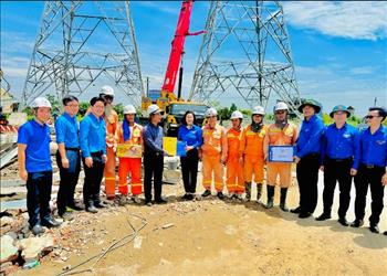 7 tập thể, 16 cá nhân nhận bằng khen tham gia thực hiện đường dây 500kV