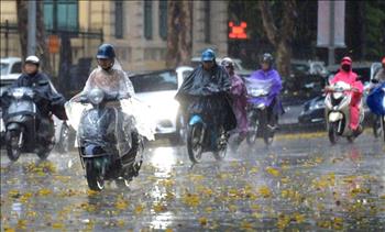 Hoàn lưu áp thấp sẽ gây mưa lớn, khách hàng lưu ý sử dụng điện an toàn