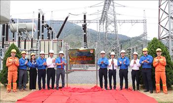 Gắn biển công trình thanh niên cấp Khối Doanh nghiệp Trung ương tại Trạm biến áp 500kV Sơn La