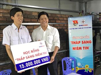 EVNHCMC: “Thắp sáng niềm tin” cho sinh viên nghèo vượt khó