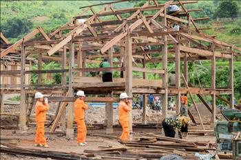 Hỗ trợ người dân Mường La di chuyển 23 ngôi nhà có nguy cơ cao bị sạt lở đến điểm tái định cư 