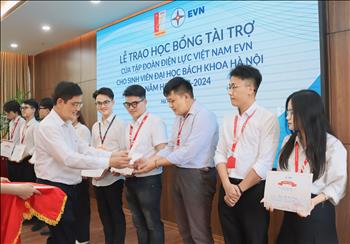 EVN trao học bổng cho 50 sinh viên Đại học Bách Khoa Hà Nội 