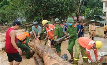 Chùm ảnh: Sau lũ quét kinh hoàng, Điện lực Kỳ Sơn giúp người dân khắc phục hậu quả