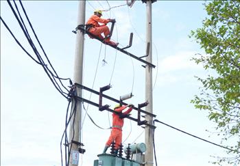 Thợ điện Hà Tĩnh: "Việc nhà đành... nhác!"