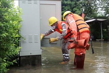 Mưa lũ gây ngập lụt, Điện lực thành phố Vĩnh Yên ứng trực 24/24h