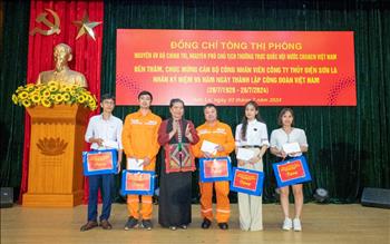 Nguyên Phó Chủ tịch Thường trực Quốc hội Tòng Thị Phóng thăm, động viên CBCNV Công ty Thuỷ điện Sơn La 