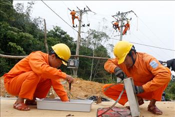 Ch’Ơm -  Xuân này bừng sáng ánh điện