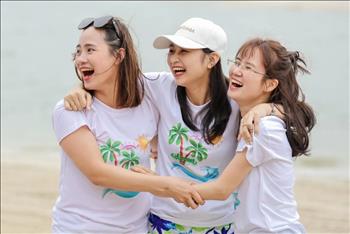 Không phải lăn xả dưới nắng mới là team building