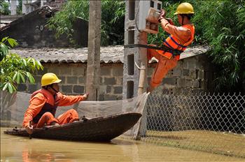 Chương Mỹ (Hà Nội): Chưa thể cấp điện cho gần 1.000 hộ dân do úng ngập