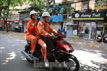 Hà Nội: Nhân viên Điện lực dùng loa kéo đi từng phố kêu gọi người dân tiết kiệm điện