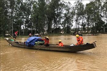 Nỗ lực căng mình khôi phục cấp điện trở lại trong mưa lũ