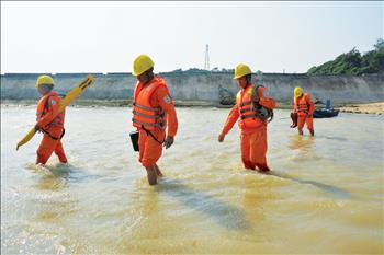 Thợ điện đón Tết nơi đảo xa...