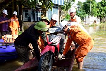 Theo chân thợ điện Thủ đô mùa mưa bão