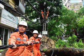 Thợ điện Thủ đô "xuyên ngày, xuyên đêm" khắc phục hậu quả bão lũ