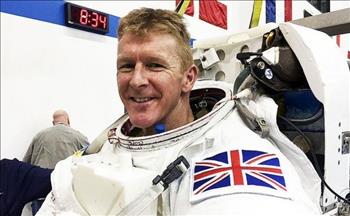 Phi hành gia Tim Peake ủng hộ việc xây dựng trang trại điện năng lượng mặt trời ngoài không gian 