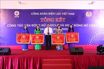 Khen thưởng 102 tập thể, cá nhân tiêu biểu trong công tác vận động nữ CNVCLĐ và hoạt động nữ công 