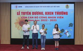 Công đoàn Cơ quan EVN tuyên dương, khen thưởng con CBNV có thành tích cao trong học tập, rèn luyện